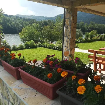 Vikendica Pored Drine *