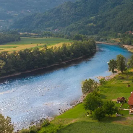 Vikendica Pored Drine Баина-Башта